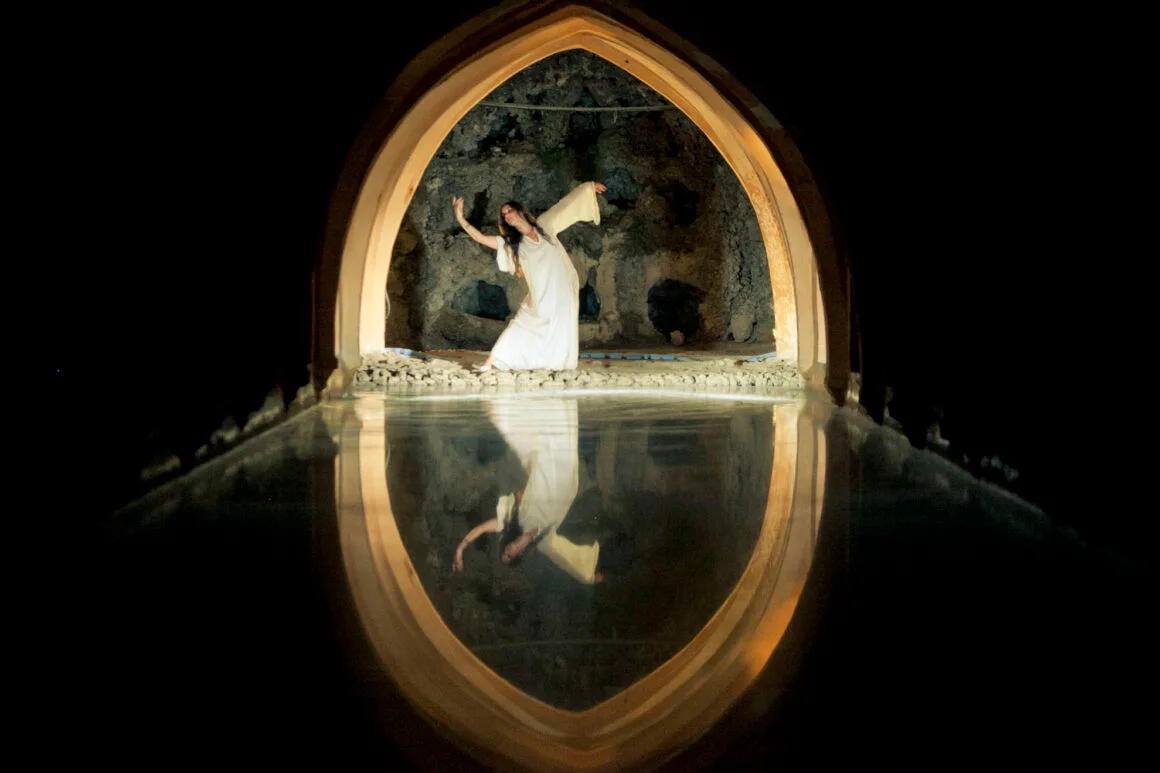 Real Alcázar theatrical night visit performance reflected in water